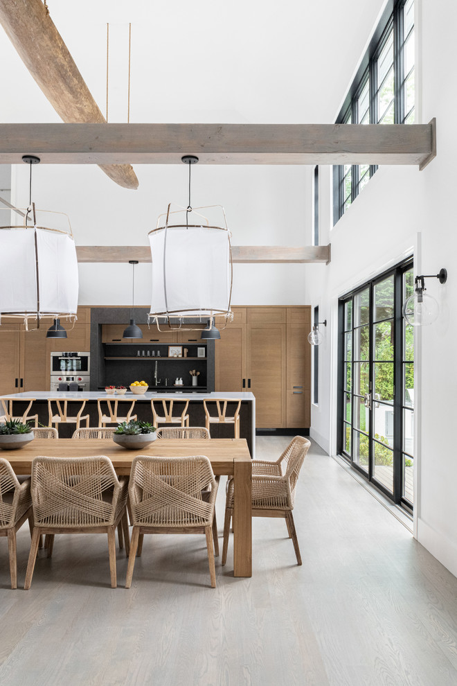 Свежая идея для дизайна: кухня-столовая среднего размера в морском стиле с белыми стенами, темным паркетным полом и серым полом - отличное фото интерьера