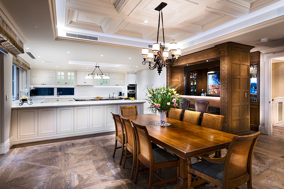 Foto de comedor de cocina clásico grande con suelo de madera en tonos medios y paredes grises