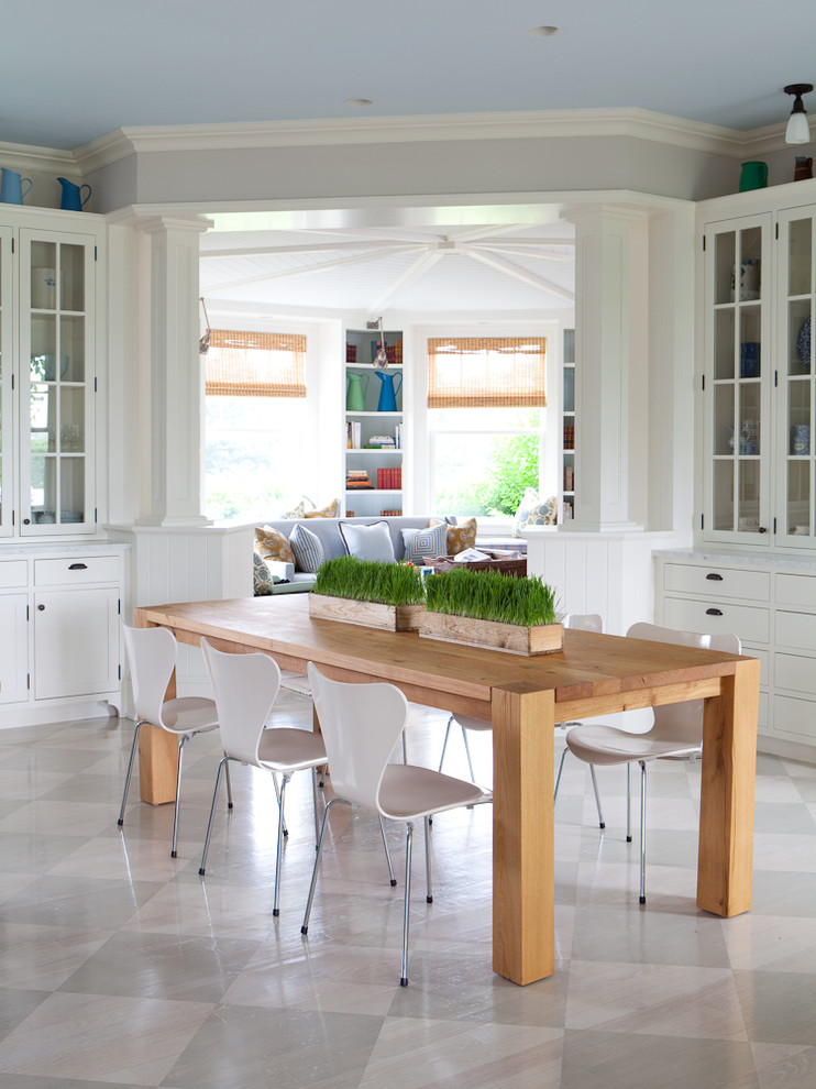 Immagine di una sala da pranzo aperta verso la cucina classica con pareti grigie e pavimento in legno verniciato