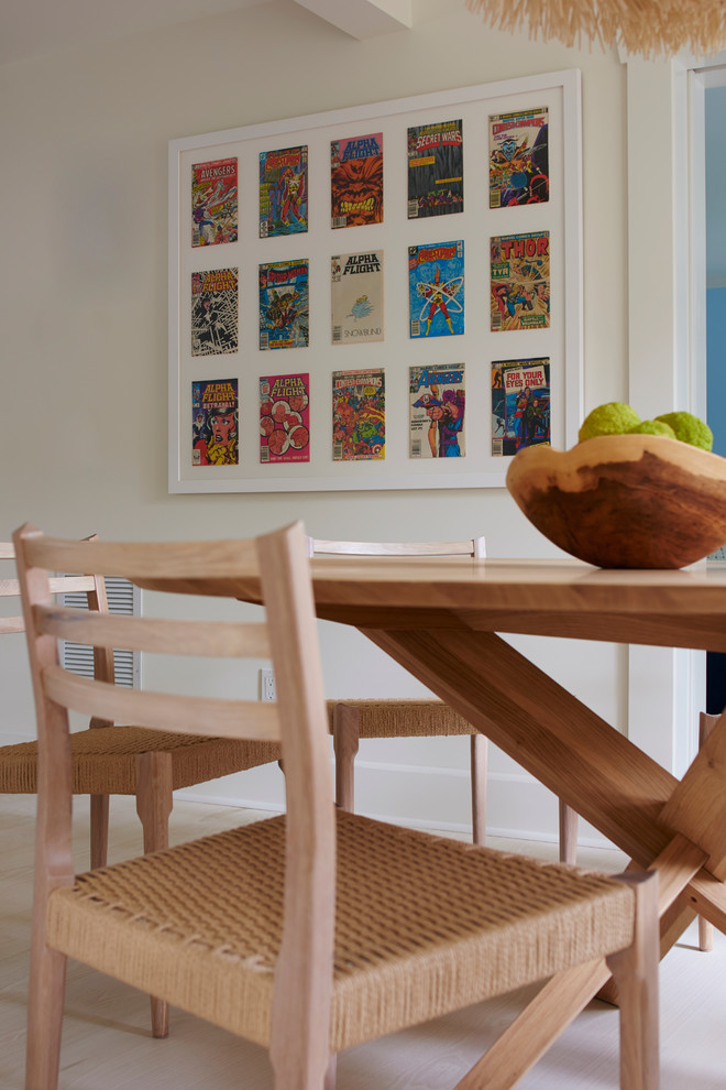 Foto de comedor de cocina costero de tamaño medio con paredes blancas y suelo de madera clara