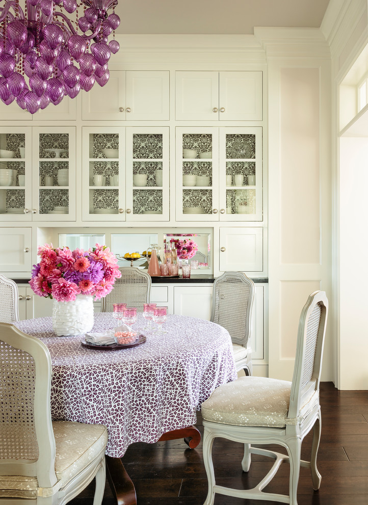 Свежая идея для дизайна: столовая в классическом стиле с розовыми стенами и темным паркетным полом - отличное фото интерьера