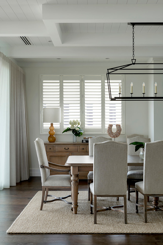 Immagine di una sala da pranzo stile marinaro con pareti bianche, parquet scuro e pavimento marrone
