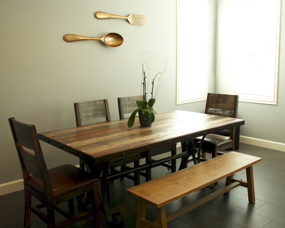 Idee per una sala da pranzo country di medie dimensioni con pareti grigie, pavimento con piastrelle in ceramica e pavimento marrone