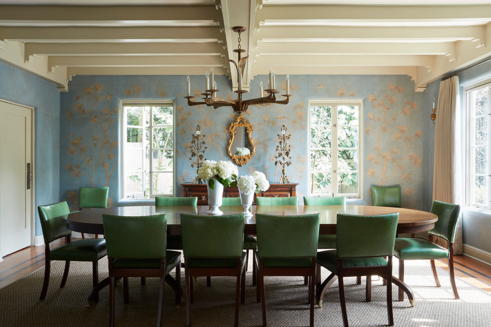 Idee per una sala da pranzo mediterranea chiusa con pareti blu, pavimento in legno massello medio e pavimento marrone
