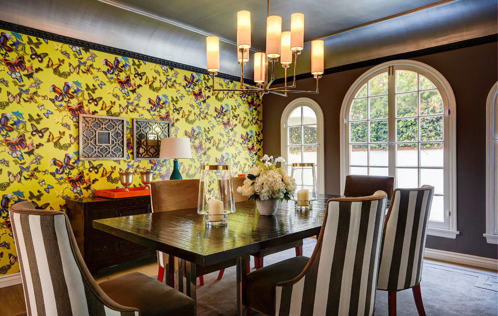 Idée de décoration pour une salle à manger bohème avec un mur multicolore.