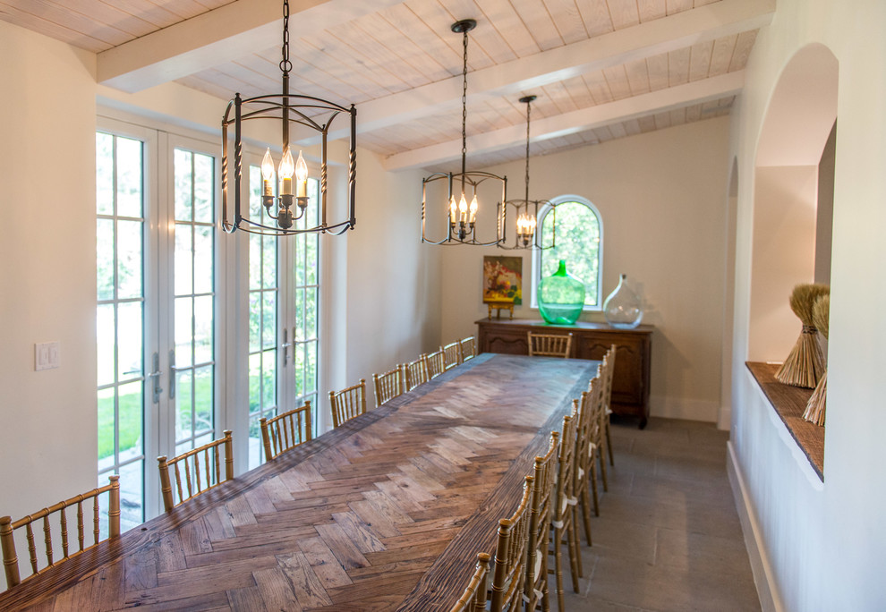 Стильный дизайн: огромная отдельная столовая в классическом стиле с бежевыми стенами и коричневым полом без камина - последний тренд