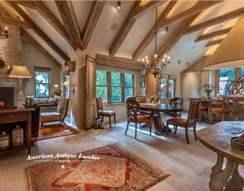 Esempio di una grande sala da pranzo aperta verso la cucina country con pareti beige, pavimento in pietra calcarea e pavimento beige