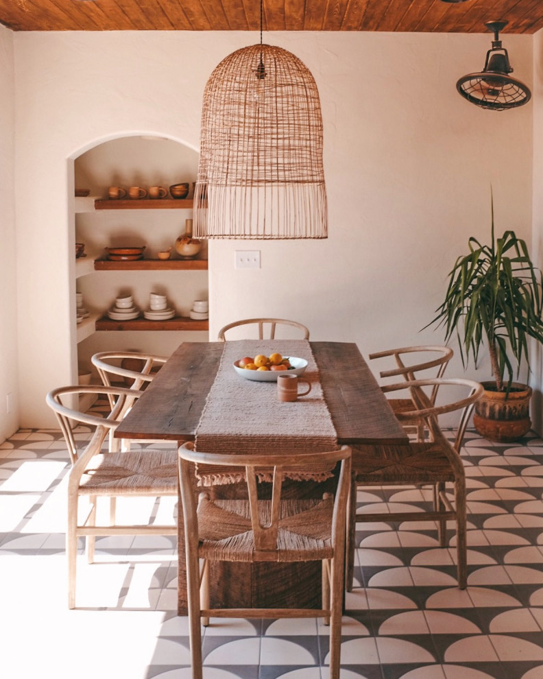 Источник вдохновения для домашнего уюта: большая отдельная столовая в стиле фьюжн с бежевыми стенами, полом из керамической плитки и серым полом