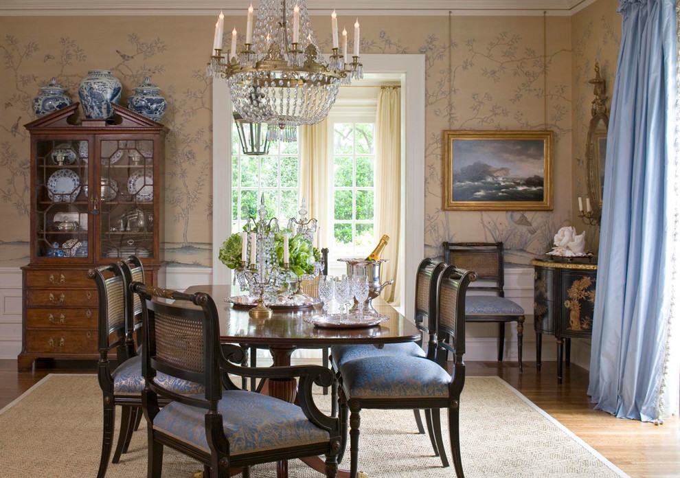 Inspiration pour une salle à manger traditionnelle avec un mur multicolore, parquet clair et un sol beige.