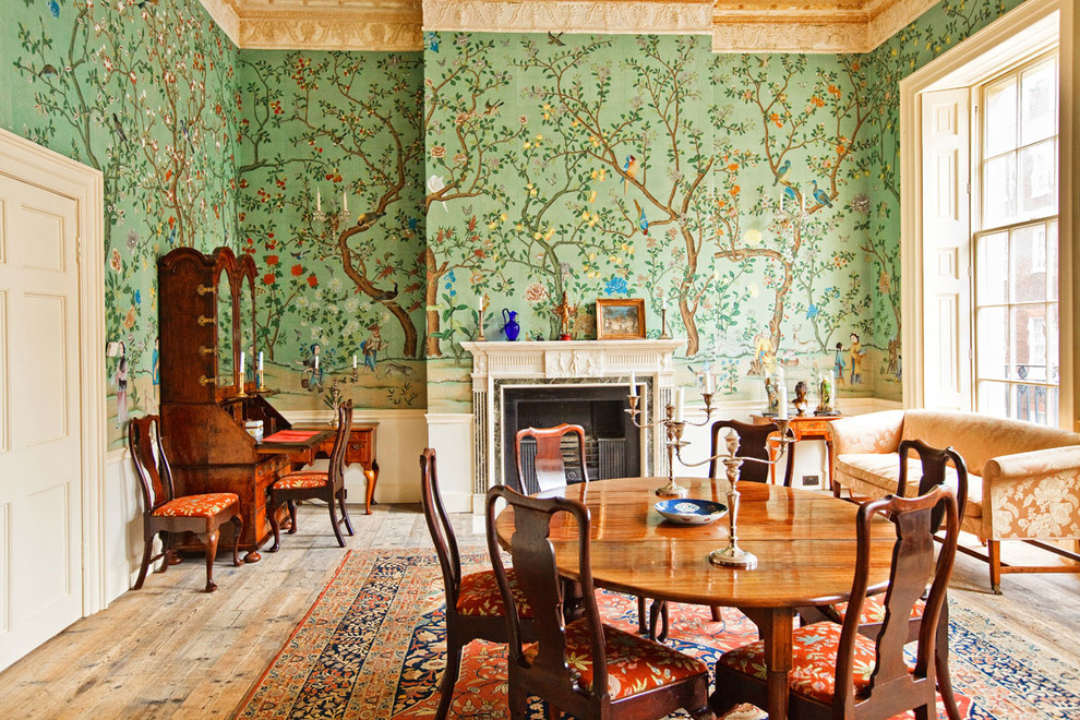 Cette image montre une salle à manger traditionnelle fermée avec un mur multicolore et une cheminée standard.