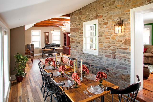 Esempio di una piccola sala da pranzo aperta verso la cucina country con pareti grigie e pavimento in legno massello medio
