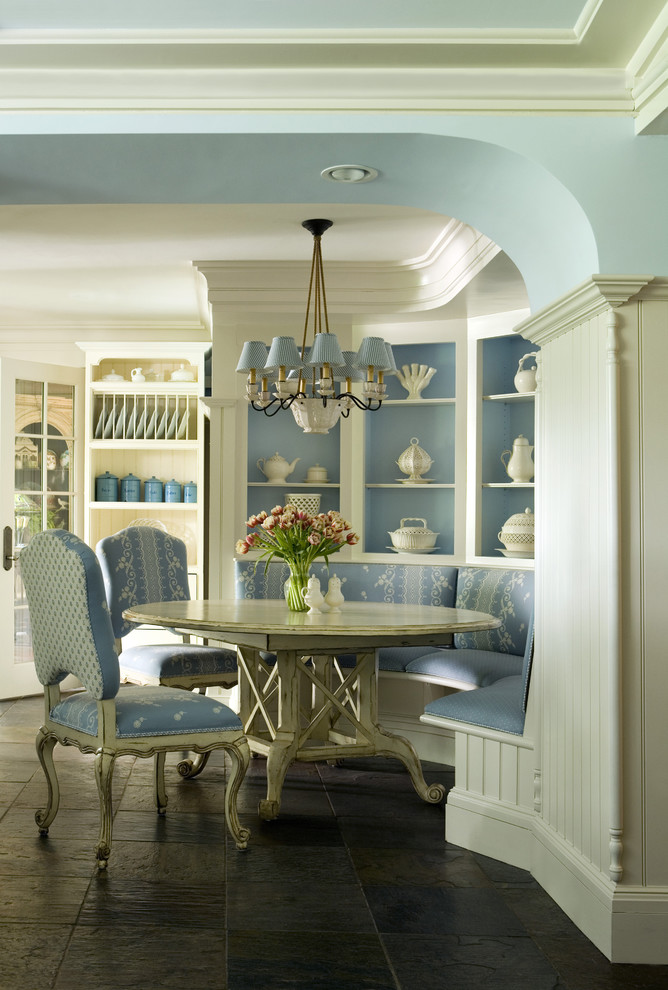 Идея дизайна: огромная отдельная столовая в классическом стиле с синими стенами и коричневым полом