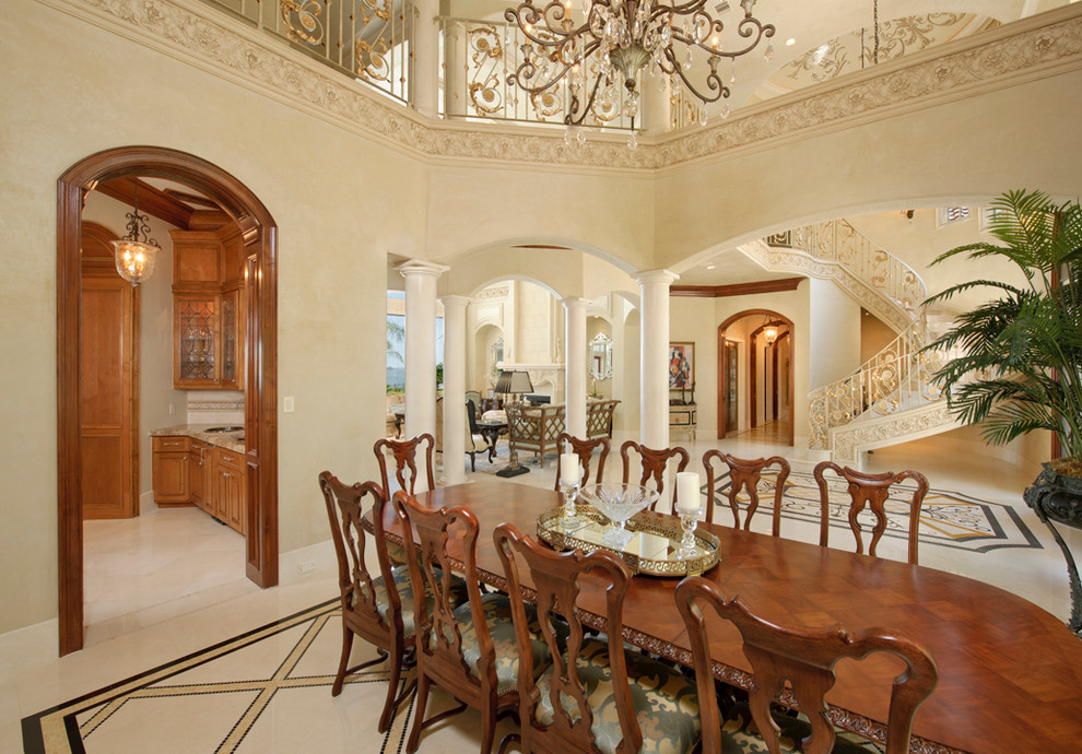 Ispirazione per una sala da pranzo aperta verso il soggiorno mediterranea con pavimento beige