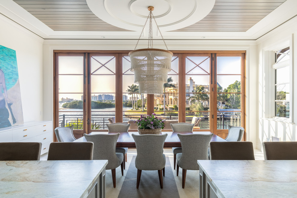 Cette image montre une salle à manger marine avec un mur blanc et un sol beige.