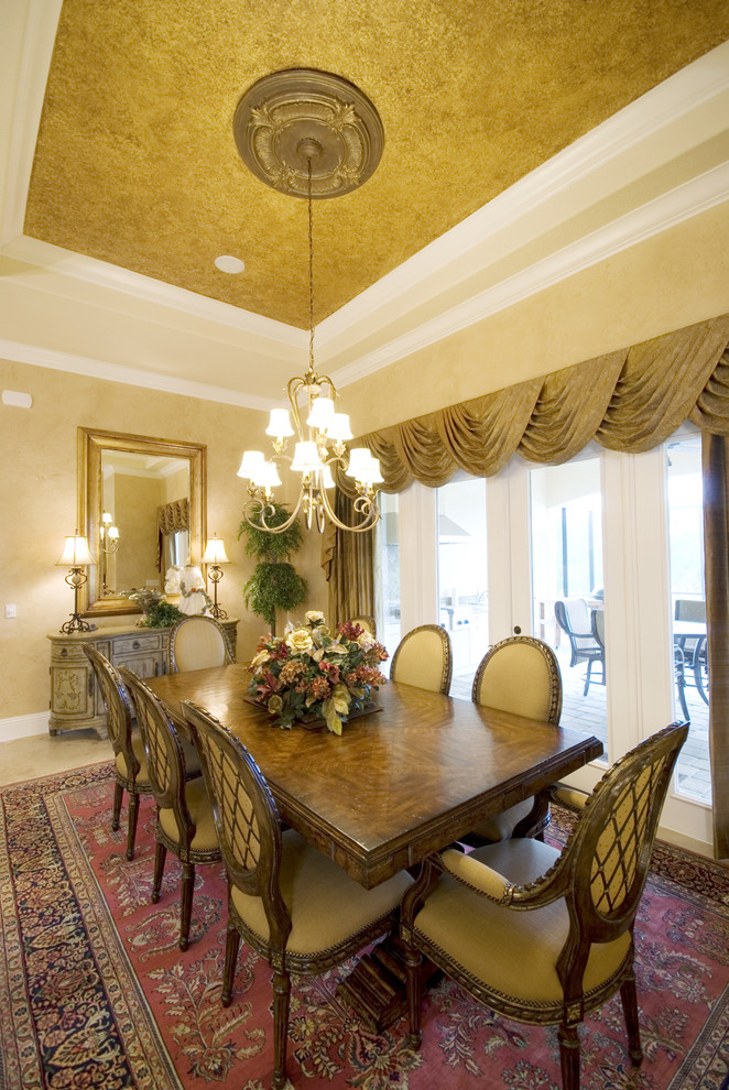 Dining room - traditional dining room idea in Orlando