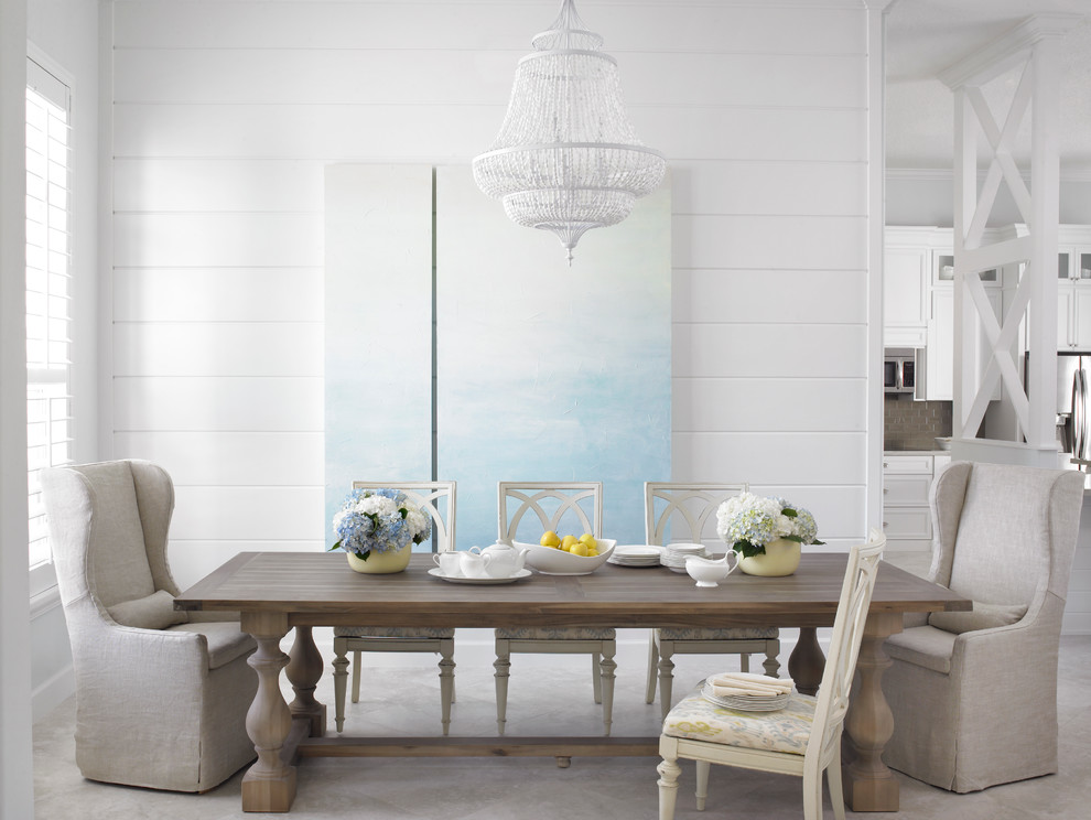 Immagine di una sala da pranzo aperta verso il soggiorno stile marinaro con pareti bianche