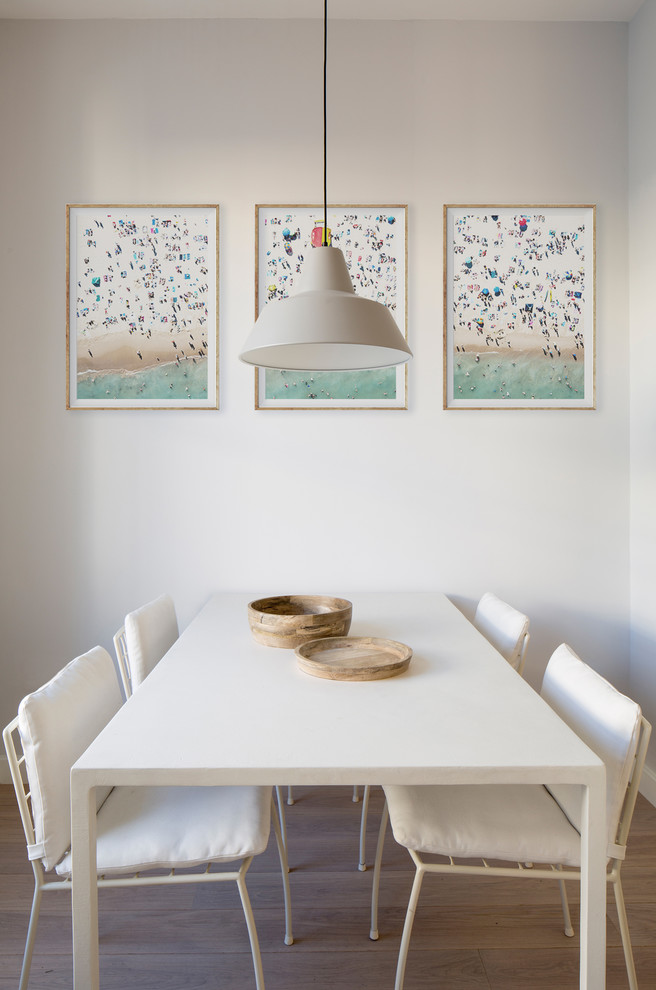 Ejemplo de comedor minimalista de tamaño medio abierto con paredes grises y suelo de madera clara