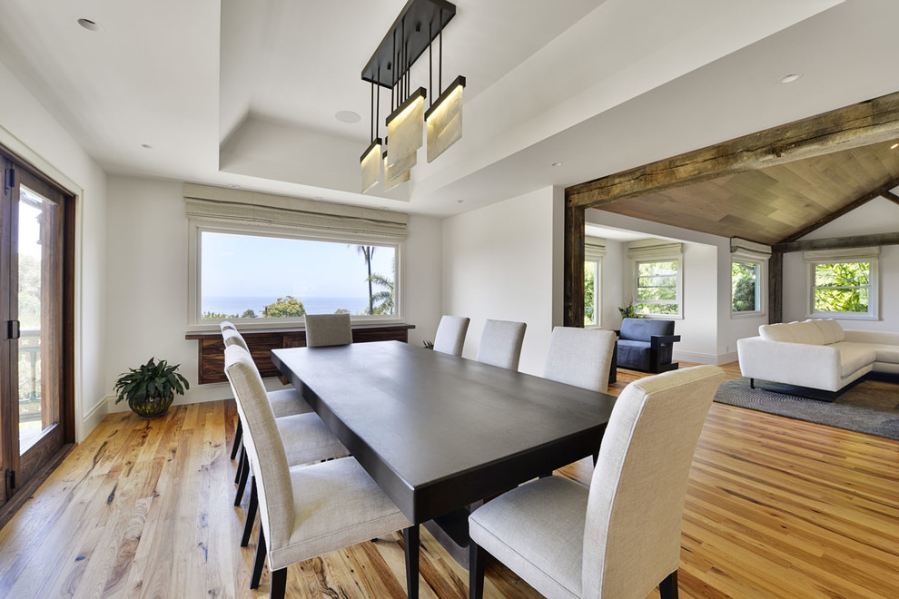 Ispirazione per una grande sala da pranzo aperta verso la cucina design con pareti bianche, pavimento in bambù, nessun camino e pavimento beige
