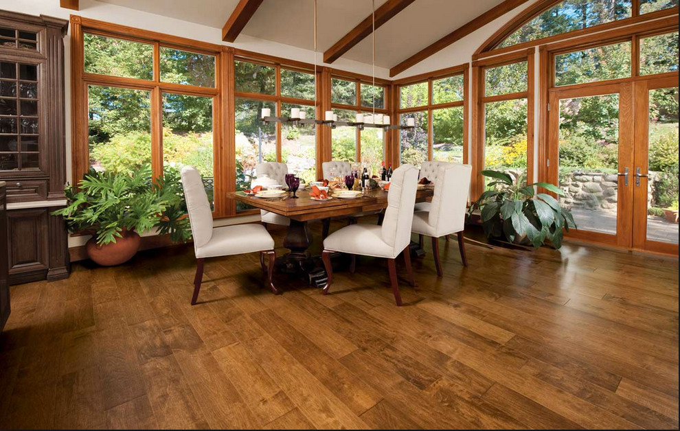 Foto de comedor clásico grande abierto sin chimenea con paredes blancas, suelo de madera en tonos medios y suelo marrón