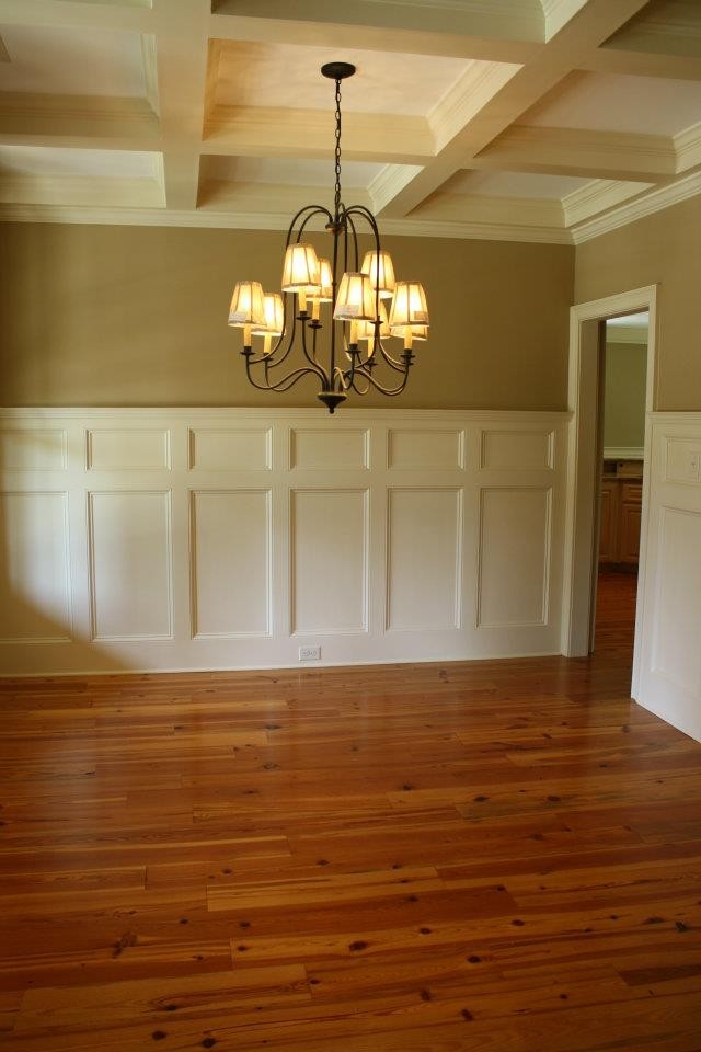 Großes, Geschlossenes Klassisches Esszimmer mit beiger Wandfarbe und braunem Holzboden in Atlanta