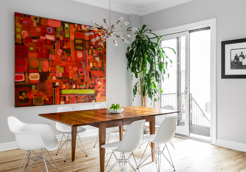 Immagine di una sala da pranzo aperta verso il soggiorno minimal di medie dimensioni con pareti grigie, parquet chiaro e pavimento beige