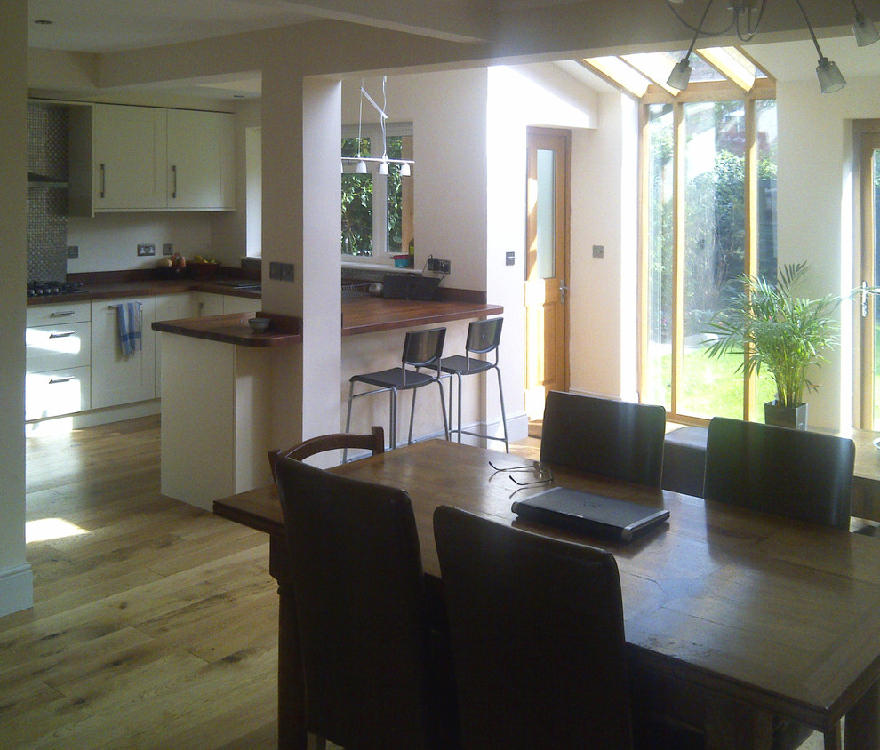 Contemporary dining room in Oxfordshire.