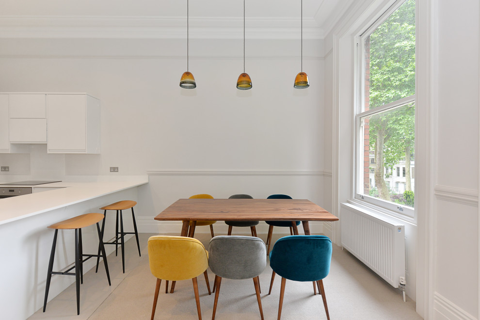 Esempio di una sala da pranzo aperta verso la cucina contemporanea di medie dimensioni con pareti bianche, pavimento in gres porcellanato e pavimento beige
