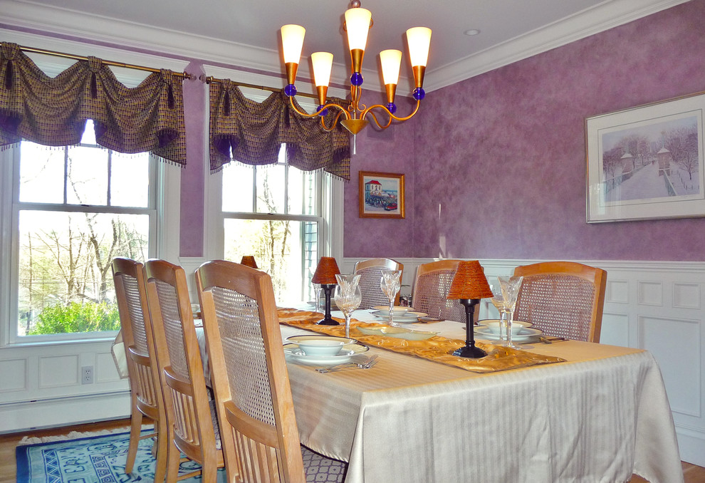 Esempio di una sala da pranzo tradizionale di medie dimensioni con pareti viola e parquet chiaro