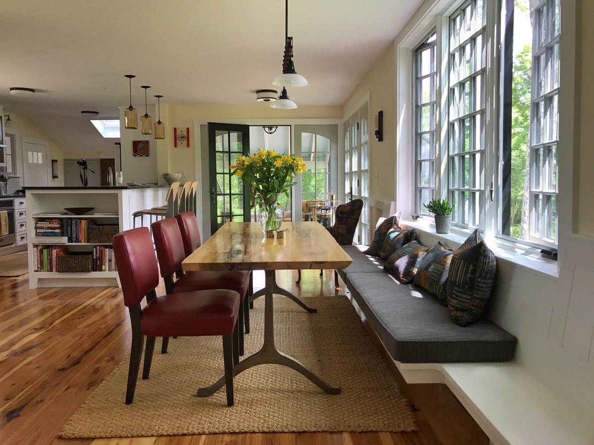 Mittelgroße Klassische Wohnküche mit gelber Wandfarbe und braunem Holzboden in Boston