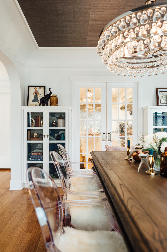 Ispirazione per una sala da pranzo classica chiusa e di medie dimensioni con pareti bianche e pavimento in legno massello medio