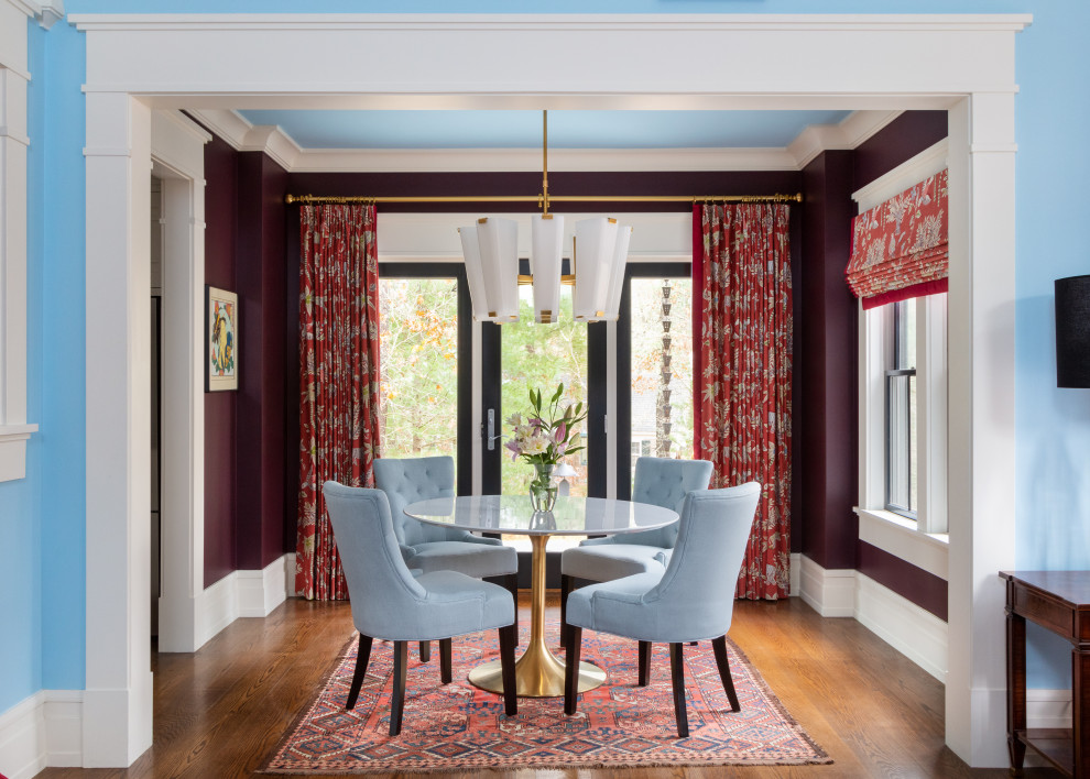 Réalisation d'une petite salle à manger ouverte sur le salon craftsman avec un mur violet, parquet foncé et un sol marron.