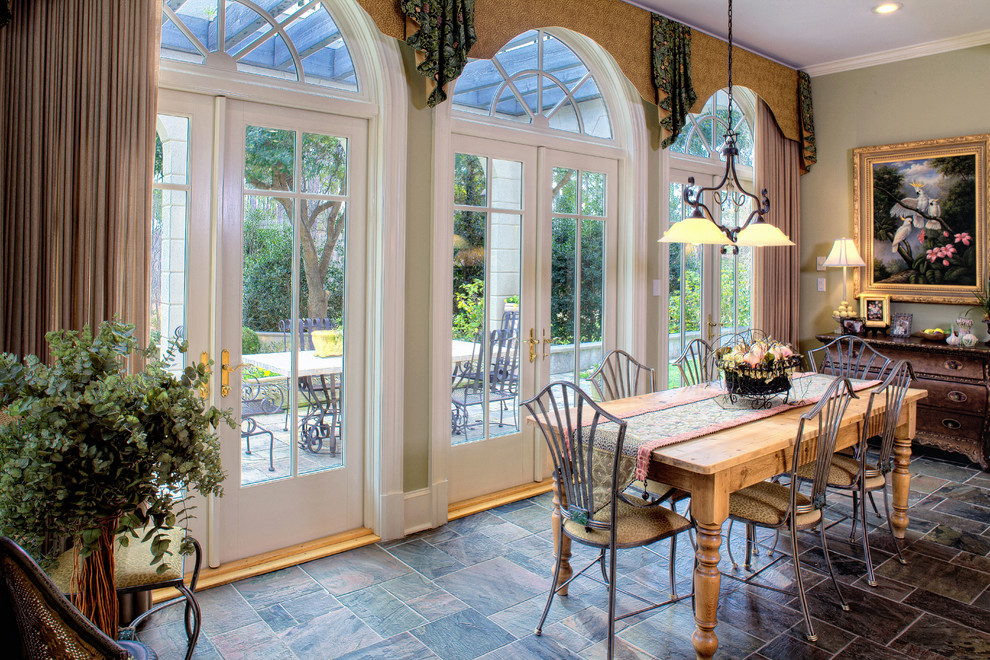 Geräumige Klassische Wohnküche ohne Kamin mit grüner Wandfarbe und Keramikboden in Charleston