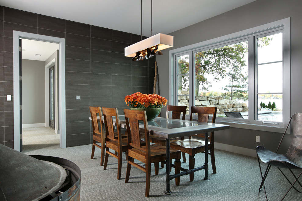 Источник вдохновения для домашнего уюта: большая столовая в современном стиле с серыми стенами и ковровым покрытием