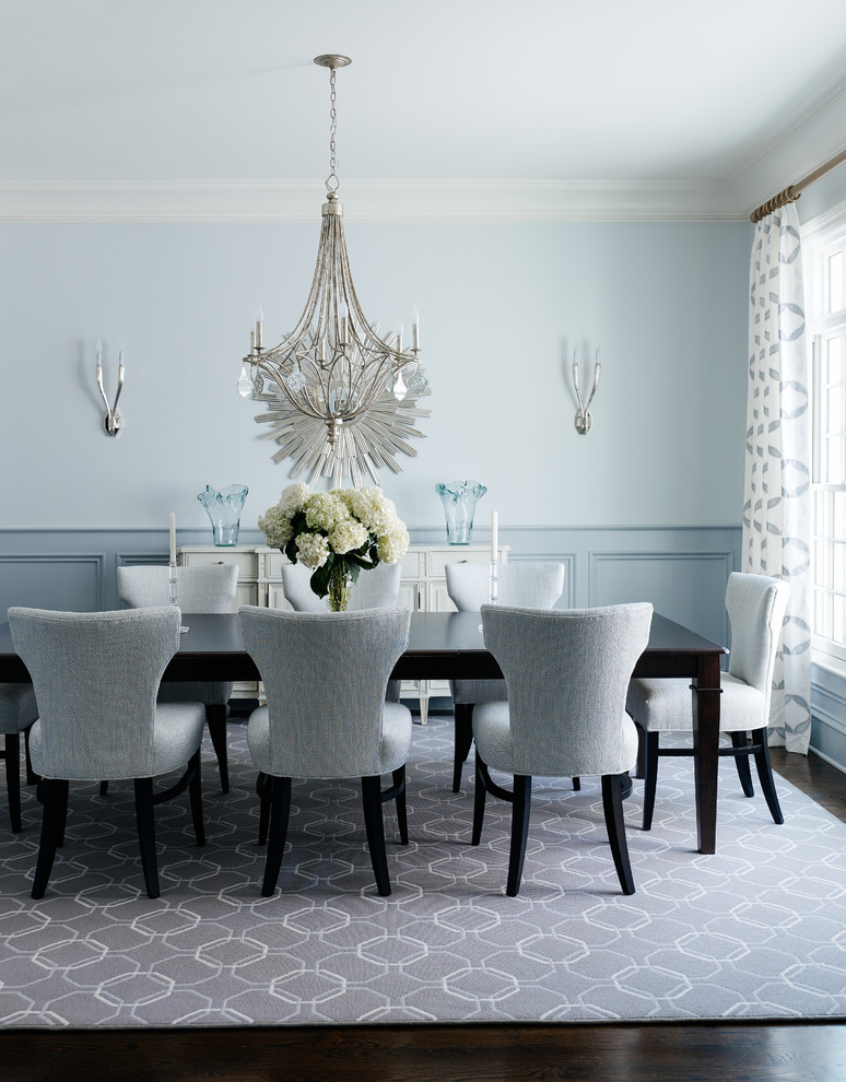 Foto de comedor clásico renovado con paredes azules, suelo de madera oscura y cortinas