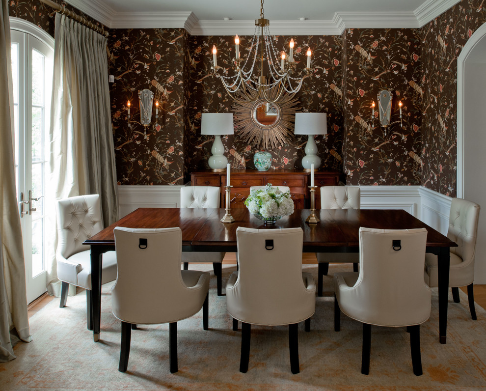 Стильный дизайн: отдельная столовая в классическом стиле с коричневыми стенами и паркетным полом среднего тона - последний тренд
