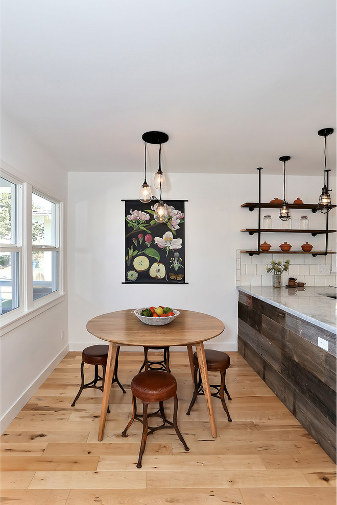 Inspiration pour une salle à manger bohème avec un mur blanc.