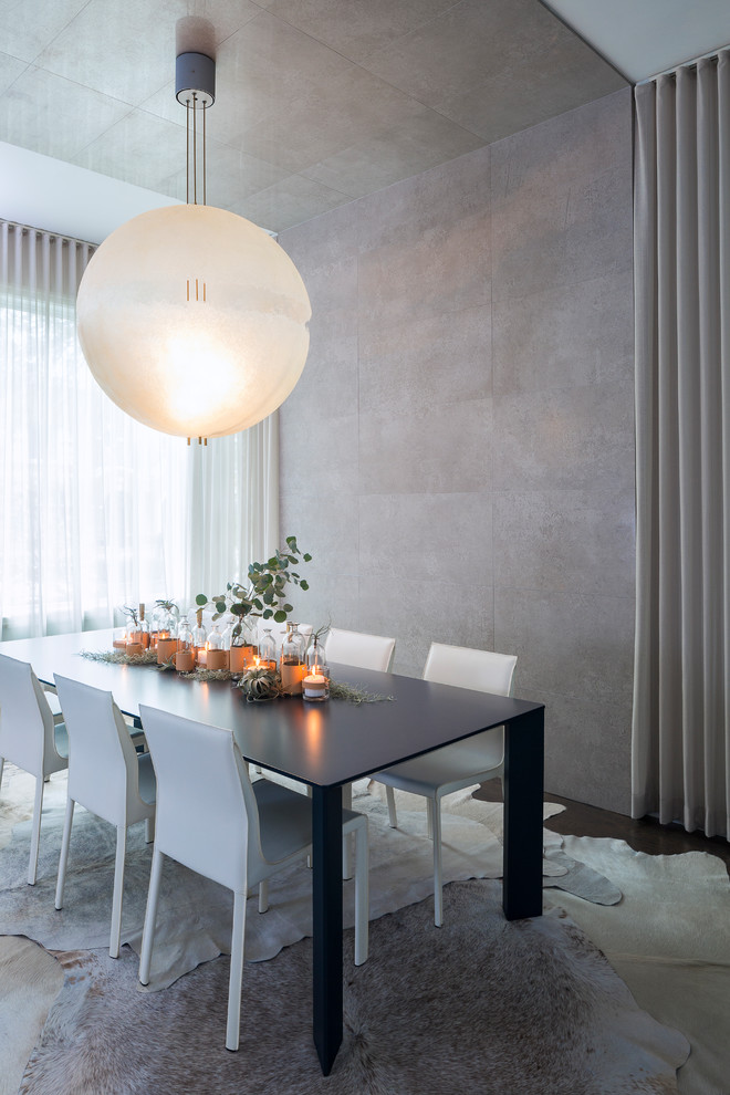 Idées déco pour une rideau de salle à manger contemporaine avec un mur gris et parquet foncé.