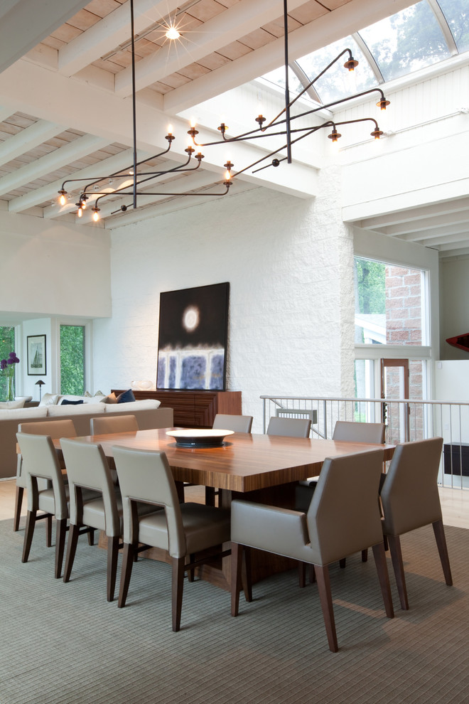 Imagen de comedor actual extra grande abierto con paredes blancas y suelo de madera clara