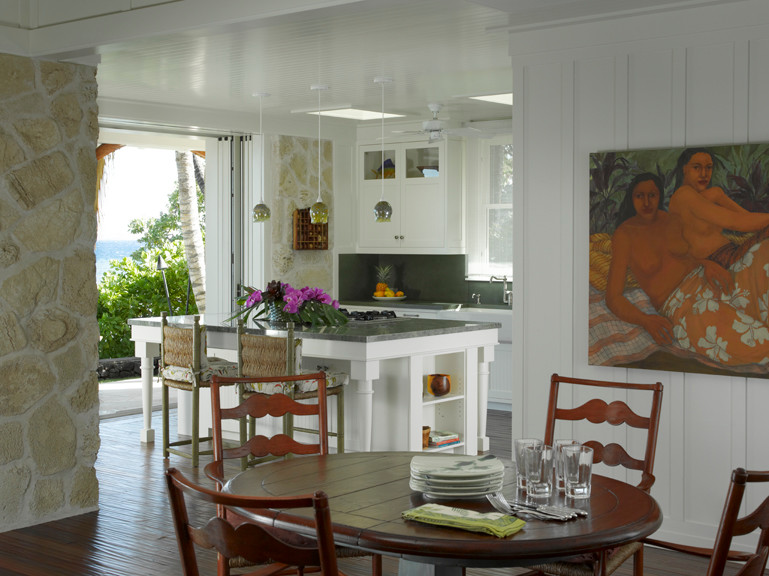 Mittelgroße Wohnküche mit weißer Wandfarbe und braunem Holzboden in Hawaii