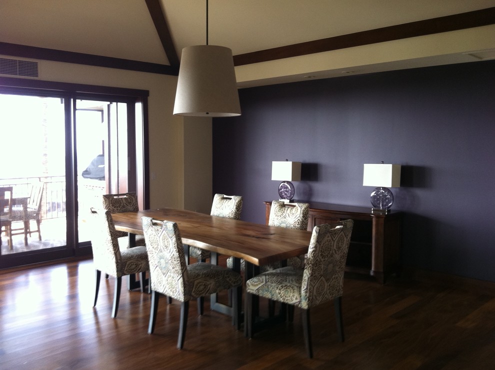 Imagen de comedor costero grande abierto con paredes púrpuras y suelo de madera en tonos medios
