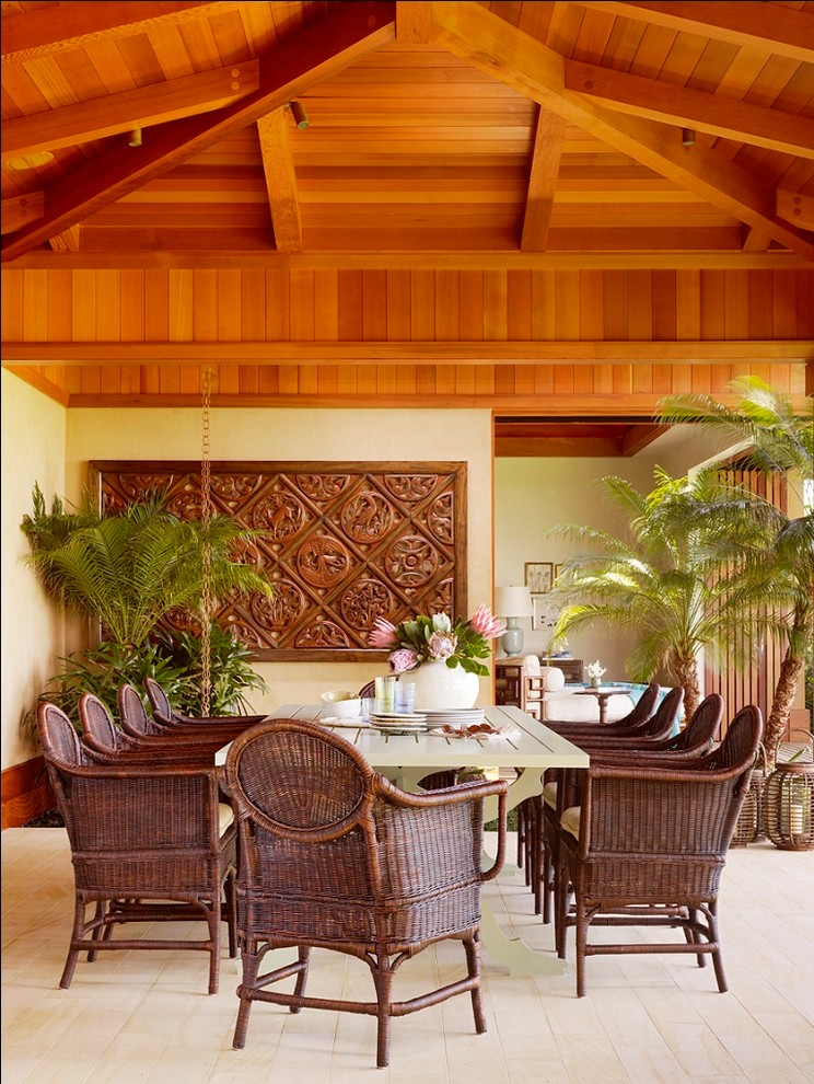 Esempio di una grande sala da pranzo aperta verso il soggiorno tropicale con pareti beige e parquet chiaro