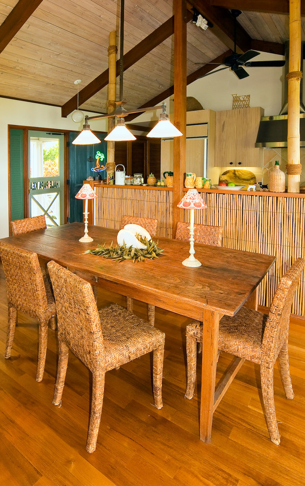 Cette image montre une grande salle à manger ouverte sur la cuisine ethnique avec un mur beige, un sol en bois brun, aucune cheminée et un sol marron.