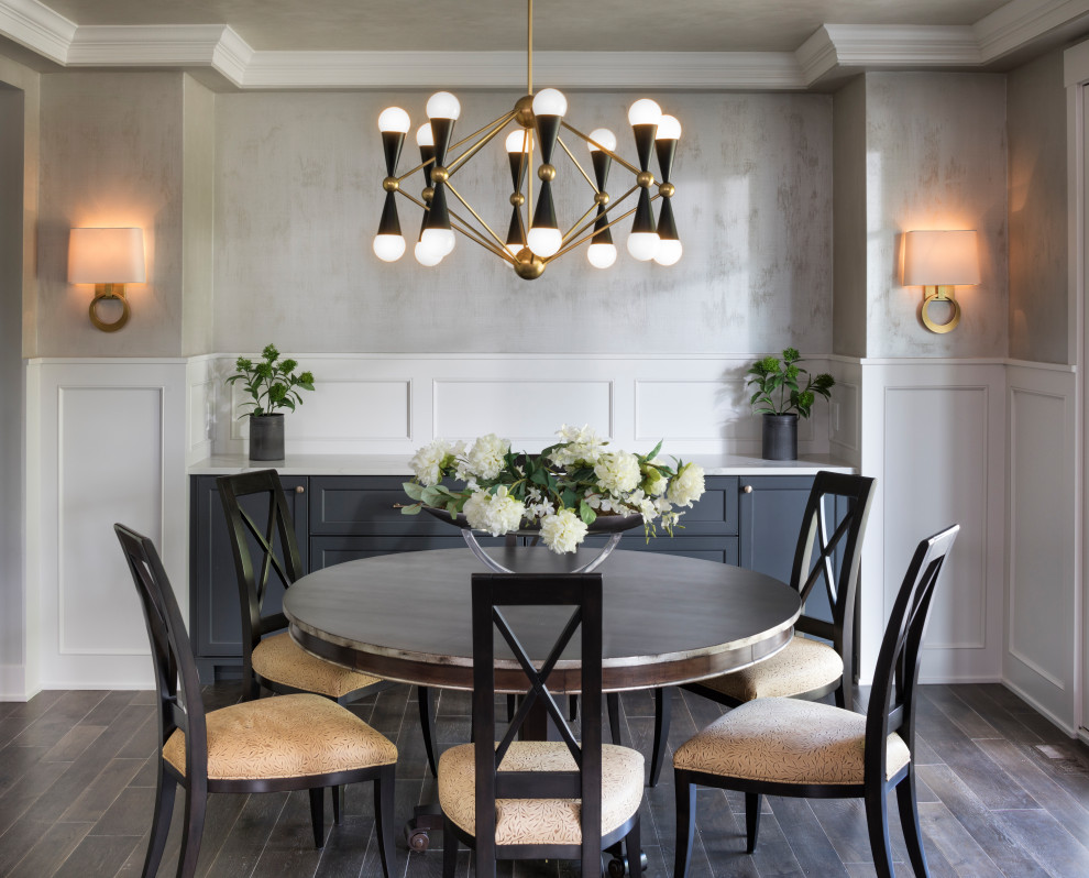 Foto di una sala da pranzo tradizionale chiusa con pareti grigie, pavimento in legno massello medio, nessun camino, pavimento marrone, pannellatura e carta da parati