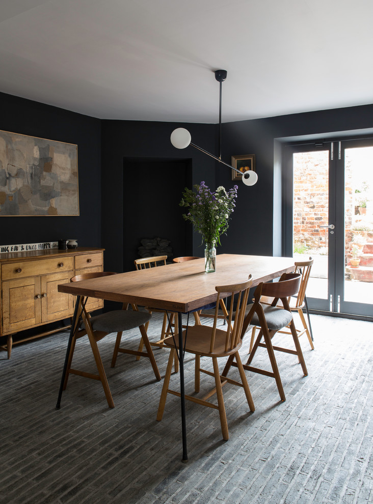 Idee per una sala da pranzo aperta verso la cucina contemporanea con pareti grigie, pavimento in mattoni e pavimento grigio