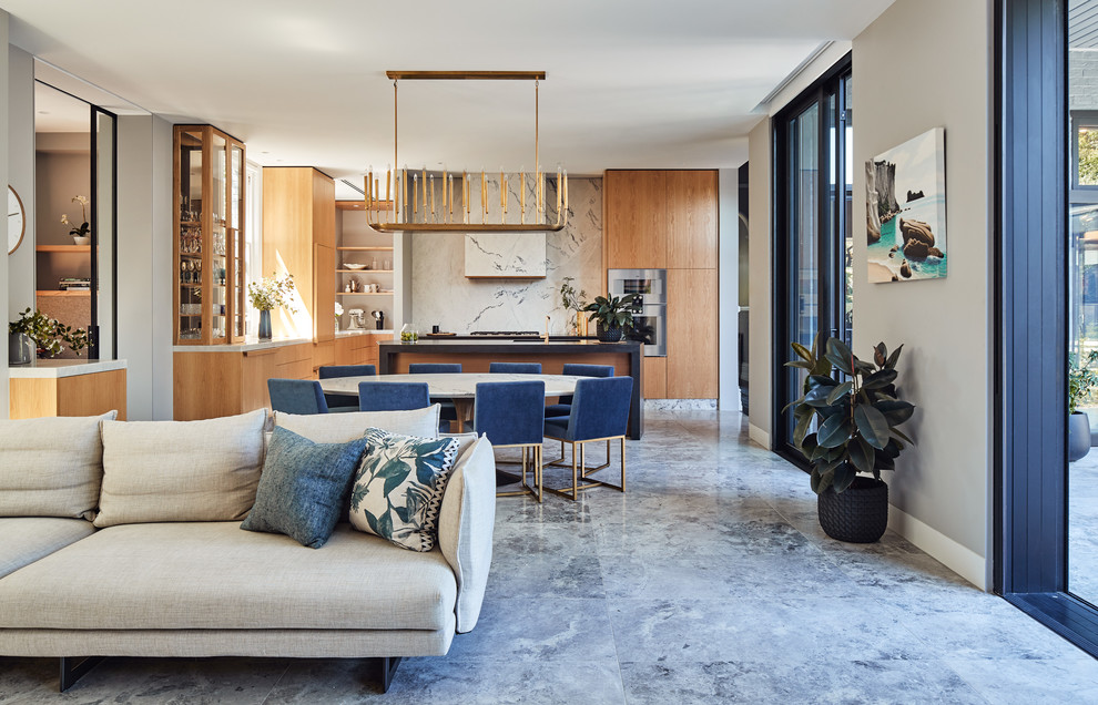 Großes, Offenes Modernes Esszimmer mit Kalkstein, grauem Boden und grauer Wandfarbe in Melbourne