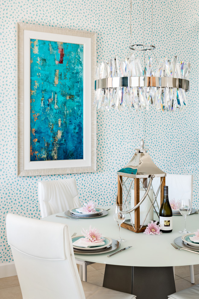 Exemple d'une salle à manger bord de mer avec un mur multicolore, parquet clair et un sol beige.