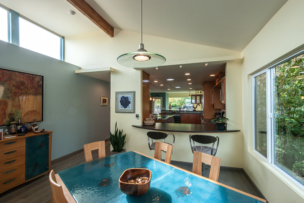 Exemple d'une salle à manger ouverte sur la cuisine tendance de taille moyenne avec un mur multicolore et parquet peint.
