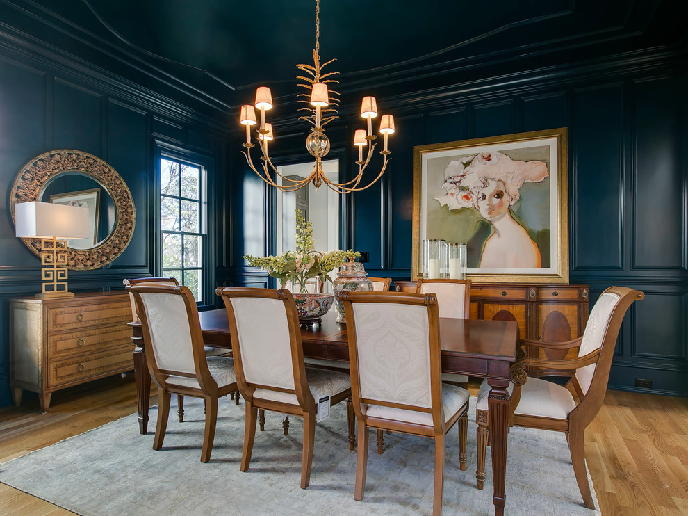 Foto de comedor clásico renovado con paredes azules y suelo de madera clara