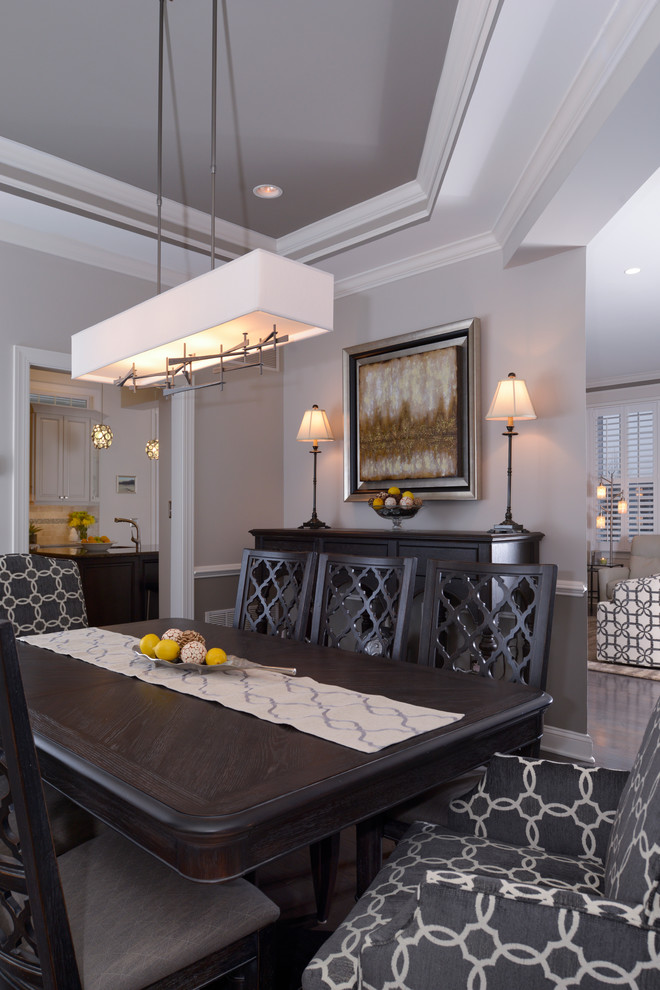 Идея дизайна: гостиная-столовая среднего размера в стиле неоклассика (современная классика) с серыми стенами и темным паркетным полом без камина