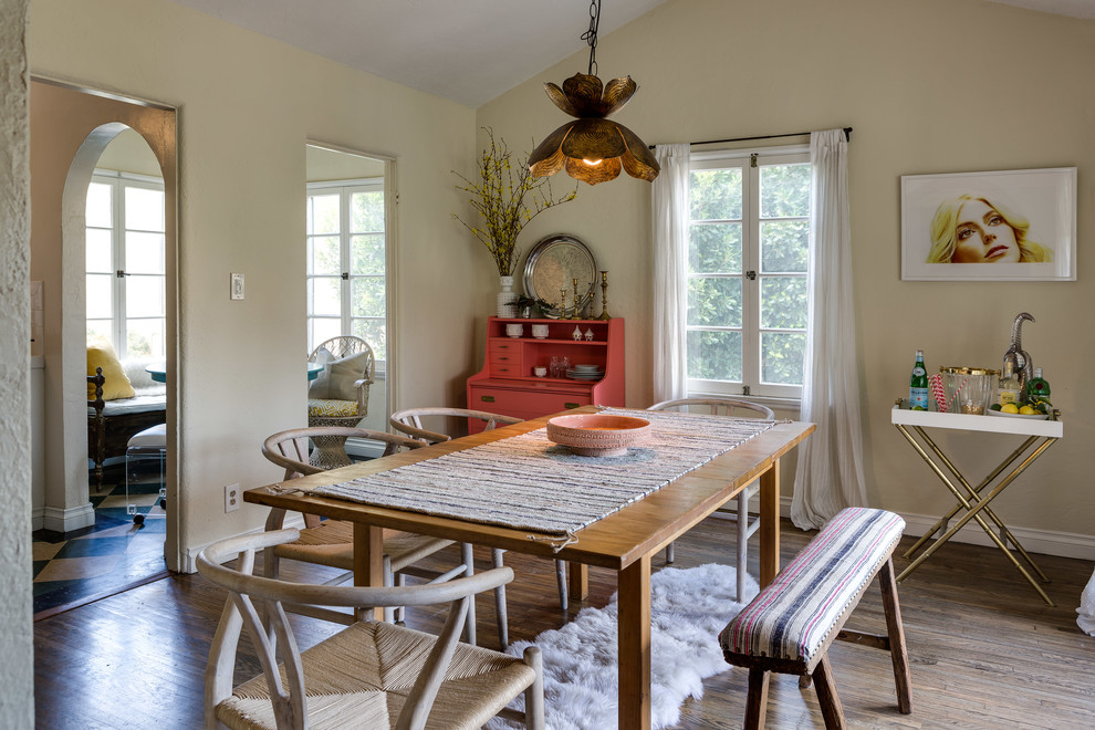 Cette image montre une salle à manger design fermée et de taille moyenne avec un mur beige, un sol marron, un sol en bois brun et aucune cheminée.
